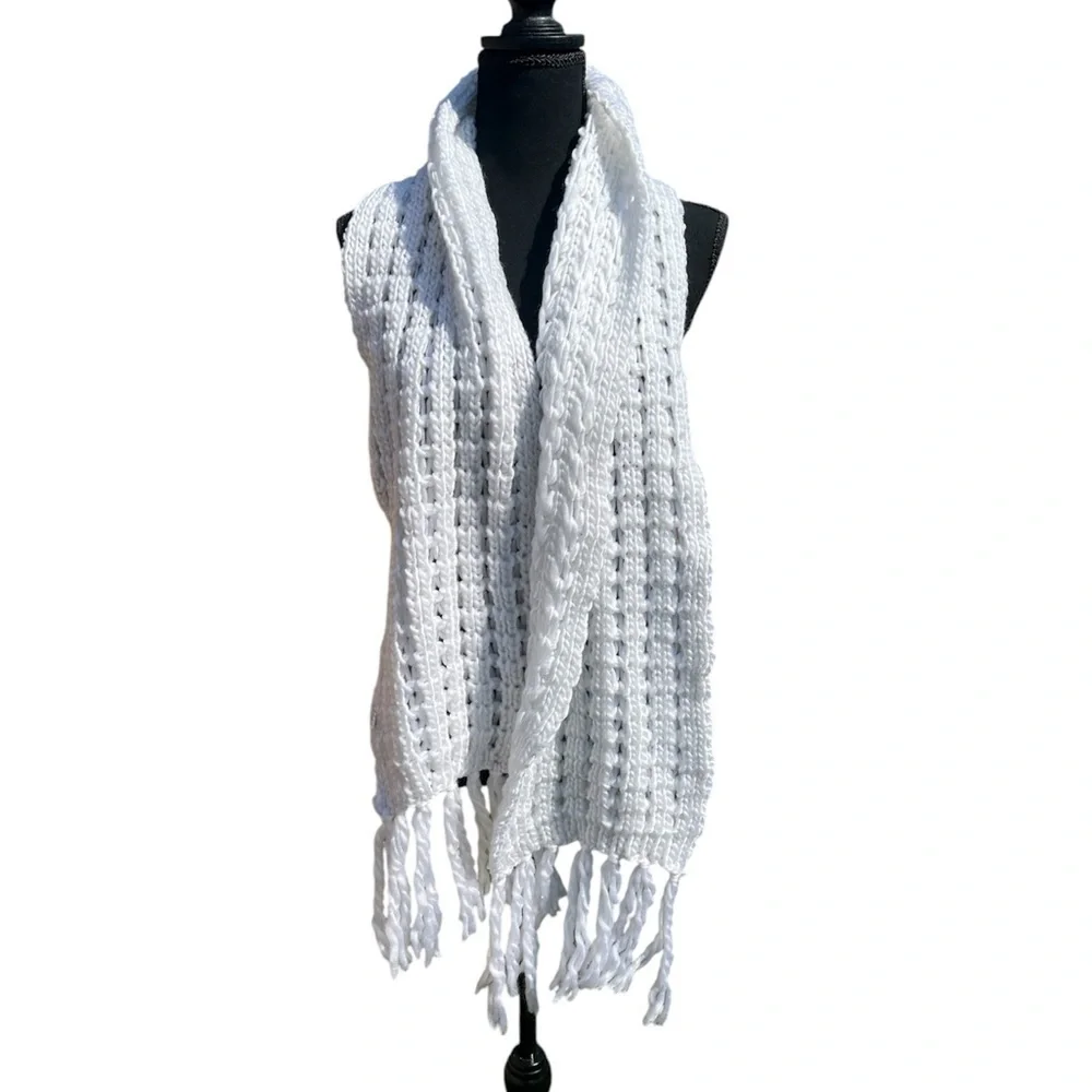 Women’s knitted around the neck, white scarf. Comfy and cozy OS.